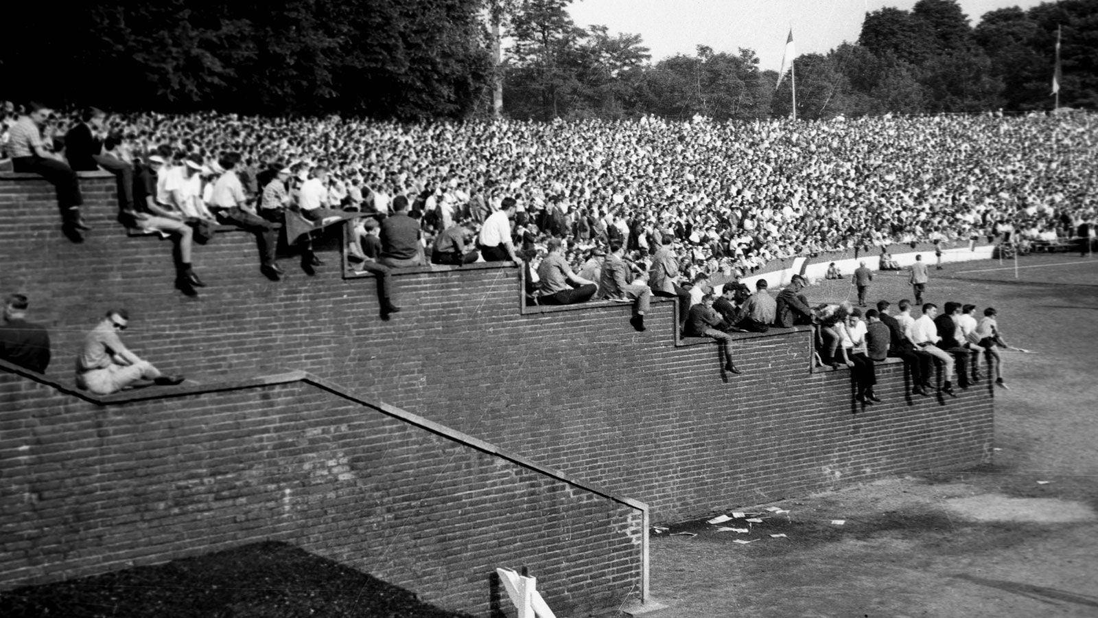 
                <strong>Fortuna Düsseldorf - 85 Jahre</strong><br>
                Letzte Meisterschaft: 1932/1933Hinweis: Das Foto zeigt das Müngersdorfer Stadion zu jener Zeit, in der Düsseldorf 1933 das Endspiel um die Meisterschaft gewann.
              