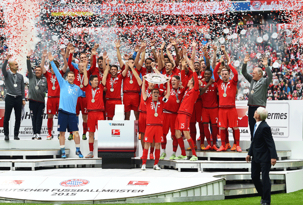 
                <strong>Bayerns Meistersause</strong><br>
                Um 17.41 Uhr ist es so weit: Bayern Münchens Kapitän Philipp Lahm nimmt im rot-weißen Konfettiregen die Schale für den 25. Meistertitel der Vereinsgeschichte entgegen.
              