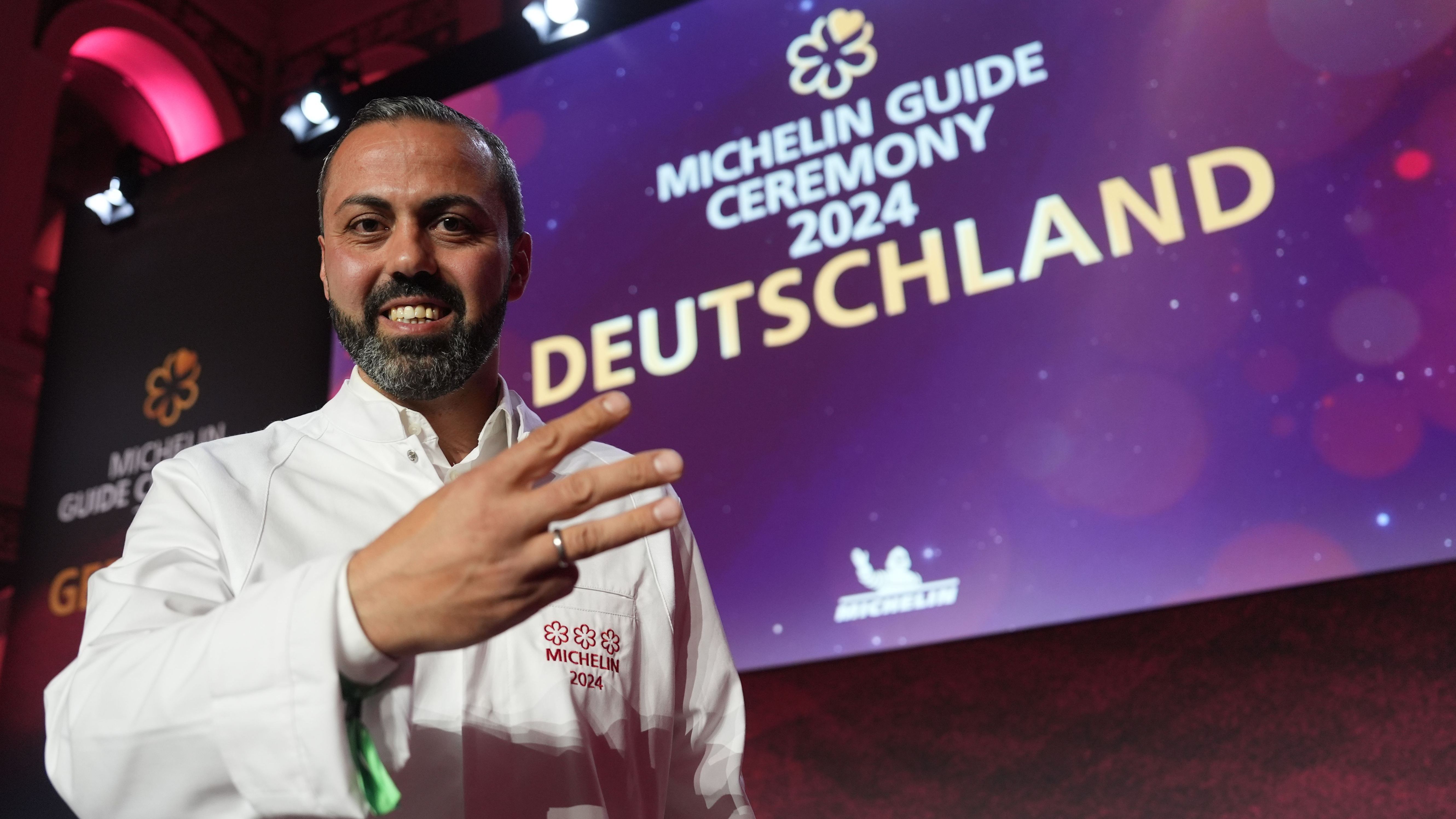 Der Koch Edip Sigl vom Restaurant «Ess:enz» in Grassau freut sich über die exzellente Auszeichnung von drei Sternen für sein Restaurant.