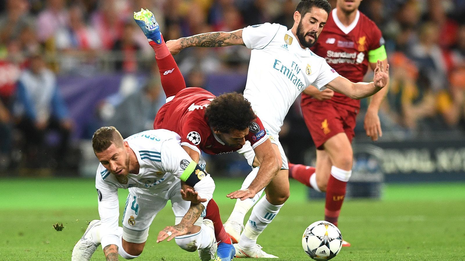 
                <strong>Sergio Ramos (Real Madrid)</strong><br>
                Mit seinem Klammergriff samt gemeinsamem Sturz beendet er den Auftritt von Salah nach 30 Minuten – diese durchaus kontrovers diskutierte Szene passt zu seinem eher rustikalen Auftritt. Beim 1:1 verliert der Kapitän völlig untypisch das Kopfballduell gegen Lovren, der dann Mane bedient. Beweist aber auch sein Kämpferherz und wuchtet sich in jedes Duell – wie immer ein Vorbild an Einsatz. ran-Note: 3
              