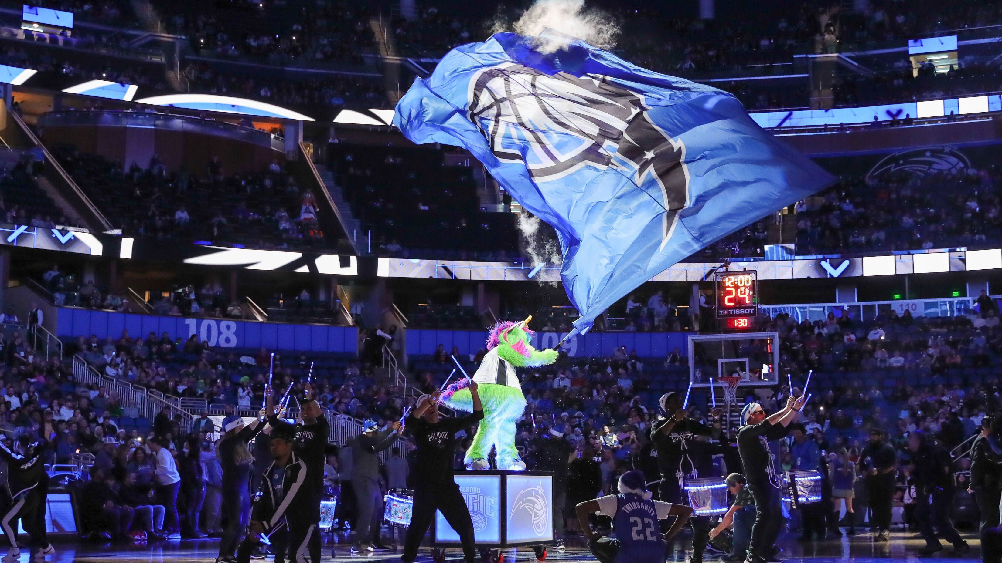 <strong>Orlando Magic</strong><br>Seit 1989 spielen die Orlando Magic in der NBA, aber schon 1986 suchte eine örtliche Zeitung in einem Wettbewerb nach dem Teamnamen. Insgesamt elf Leser reichten den Vorschlag Orlando Magic ein – und wurden damit zu Namensgebern. Denn eine Jury entschied sich gegen die anderen Vorschläge Heat, Tropics und Juice. Der Name könnte mit einer der wichtigsten Sehenswürdigkeiten der Stadt zusammenhängen: dem Magic Kingdom in der Walt Disney World.