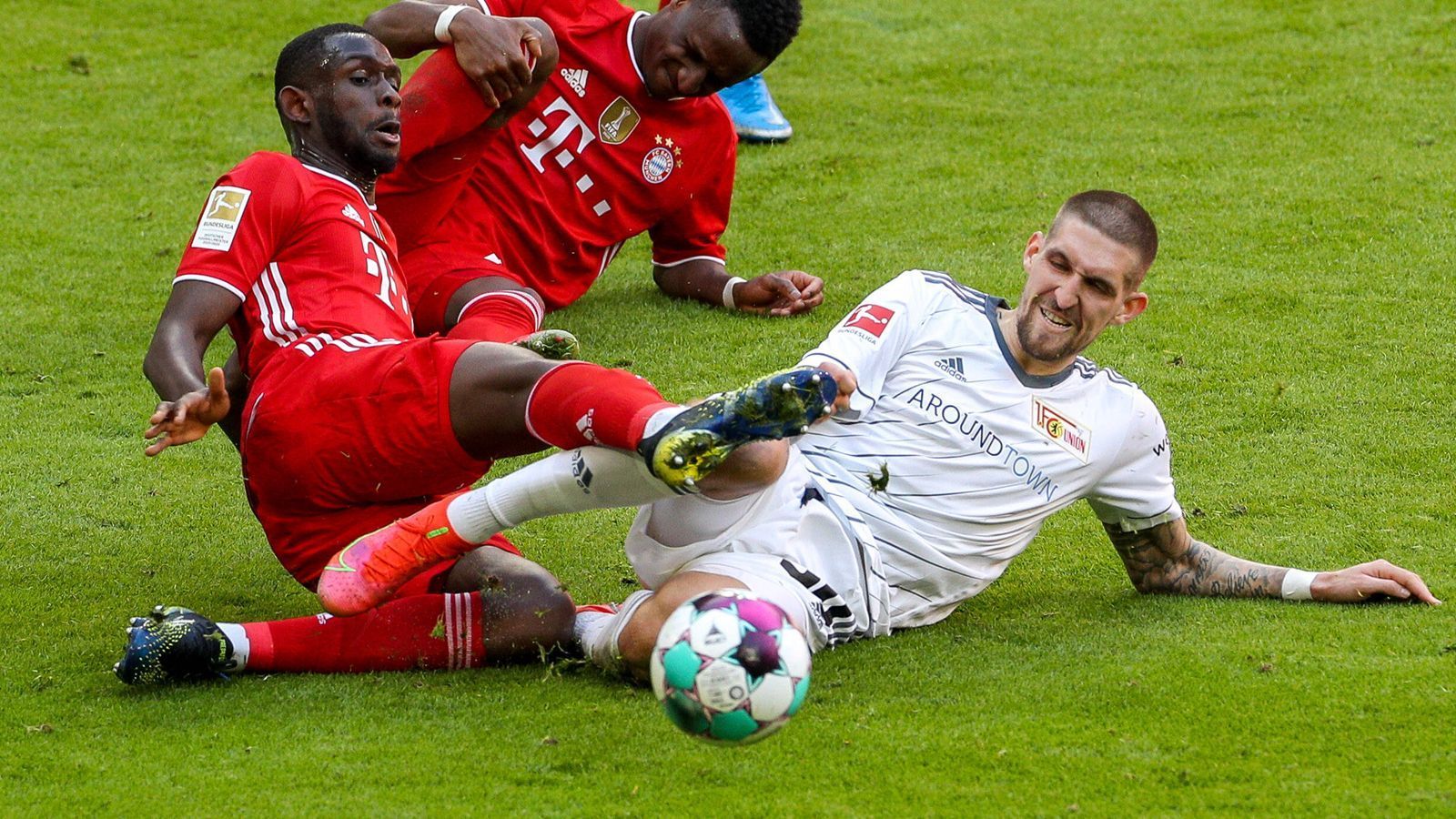 
                <strong>Tanguy Nianzou</strong><br>
                Der bekannteste Spieler unter den Talenten, die gegen Union zum Einsatz kamen, ist zweifelsohne Tanguy Nianzou, den die Bayern vor der Saison ablösefrei von Paris St. Germain weglockten. Der 18-Jährige hat langfristig bis 2024 unterschrieben. Allerdings war der Franzose mit ivorischen Wurzeln zuletzt vom Verletzungspech verfolgt. Wegen einer Oberschenkelverletzung und eines Muskelbündelrisses stand er bei mehr als 30 Spielen gar nicht zur Verfügung. Sein Bundesligadebüt gab der Verteidiger am 28. November 2020, als er beim 3:1 in Stuttgart für 21 Minuten eingewechselt wurde. Gegen Union kam Nianzou in der 74. Minute ins Spiel und machte in der Entstehung des Ausgleichs keine gute Figur. Der Defensivmann ließ Robert Andrich aus den Augen, der das 1:1 für Union vorbereitete.
              