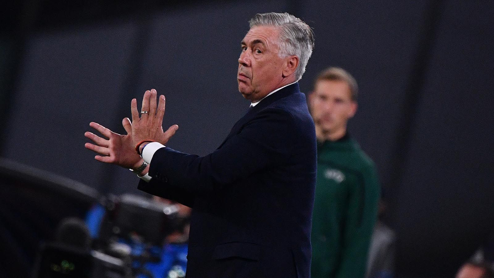 
                <strong>Platz 2: Carlo Ancelotti (SSC Neapel)</strong><br>
                Transferausgaben als Trainer: 1,2 Milliarden Euro für 85 Spielerbisherige Stationen: SSC Neapel, FC Bayern München, Real Madrid, Paris Saint-Germain, FC Chelsea, AC Mailand, Juventus Turin, AC Parma, Reggio Audace FC
              