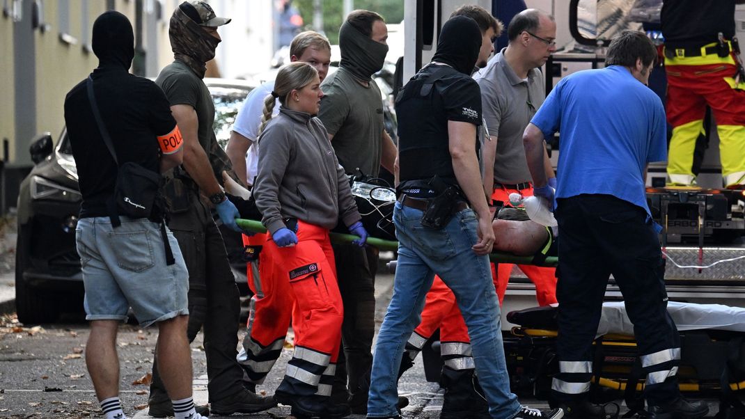 Nach dem Messerangriff in Essen wird die schwerverletzte Lehrerin von Einsatzkräften abtransportiert – die Bundesanwaltschaft wertet die Tat als islamistisch motiviert.