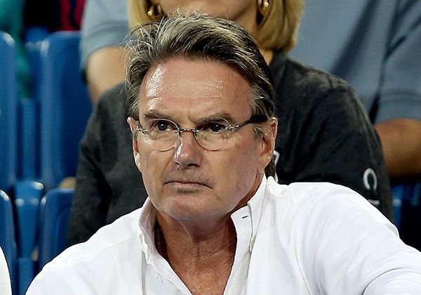 
                <strong>Jimmy Connors anno 2013 </strong><br>
                In den letzten Jahren verdiente sich Jimmy Connors sein Geld mit diversen Trainerposten, unter anderem coachte er den einstigen Weltranglistenersten Andy Roddick. So wie es also aussieht, bleibt Connors dem weißen Sport noch länger erhalten.
              