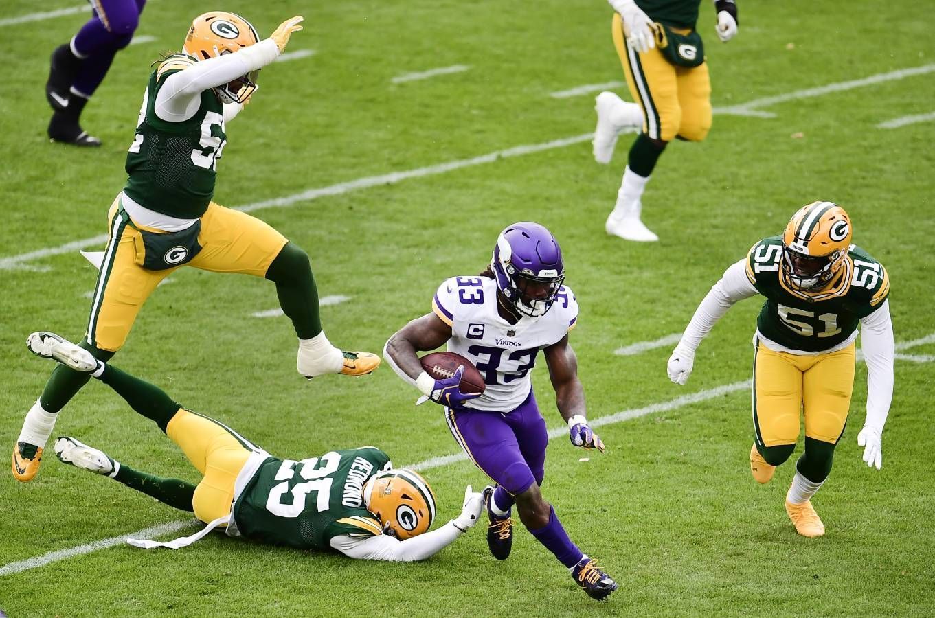 
                <strong>Gewinner: Dalvin Cook</strong><br>
                Im Division-Duell gegen die Green Bay Packers hat Dalvin Cook den Minnesota Vikings einen wichtigen Sieg beschert. Der Running Back überzeugte im Lambeau Field mit dem Spiel seines Lebens. 226 Yards brachte der 25-Jährige auf das Scoreboard, doch nicht nur das! Sagenhafte vier Touchdowns besorgte er für seine Franchise - drei via Lauf, einen nach Pass von Kirk Cousins. Vor allem der vierte, ein Lauf über 50 Yards nach einem Screen Pass überzeugte. Nach seiner Verletzung in Woche sechs hätte er nicht besser zurückkommen können.
              