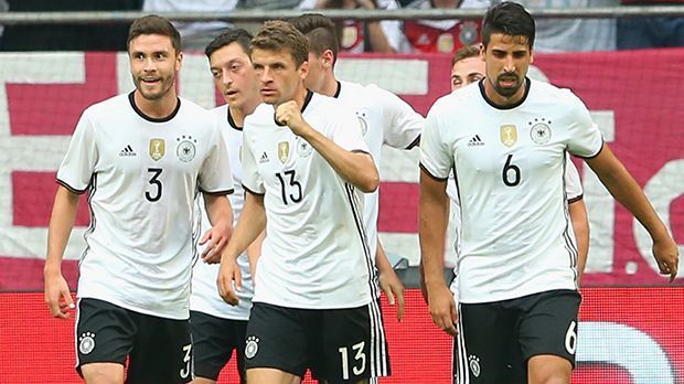
                <strong>Deutschland gegen Ungarn: Die Nationalelf in der Einzelkritik</strong><br>
                Das DFB-Team müht sich im letzten Test vor der Europameisterschaft zu einem 2:0 gegen Ungarn. Dennoch kann Joachim Löw wohl einige Schlüssel aus dem Spiel ziehen. In der Offensive können zwei Spieler besonders überzeugen, während in der Defensive auf den Außen noch immer keine optimale Lösung gefunden ist. Die Einzelkritik.
              