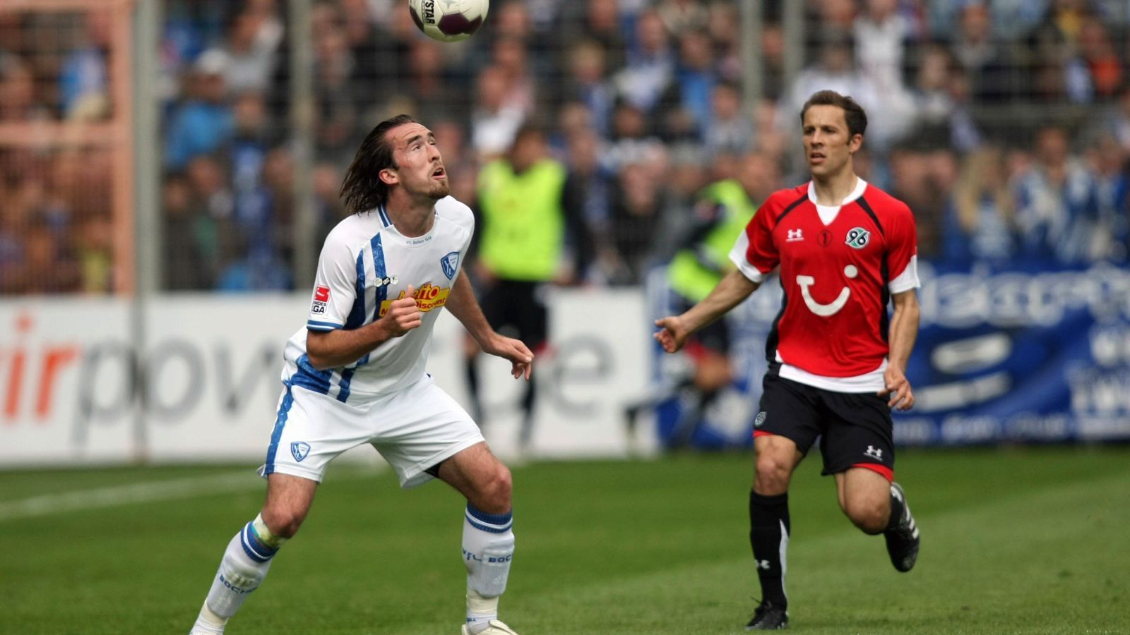 
                <strong>Mittelfeld: Christian Fuchs</strong><br>
                Mit 31 Einsätzen in der Saison 2009/10 war der Österreicher Christian Fuchs in der VfL-Abstiegs-Saison der Dauerbrenner im Kader. Der österreichische Linksfuß steuerte vier Saisontreffer bei und schaffte durch seine konstanten Leistungen zumindest den persönlichen Klassenerhalt. Nach dem Bochumer Abstieg wechselte er nach Mainz und später zu Schalke. Mit 35 Jahren kickt Fuchs immer noch, erst vor wenigen Tagen verabschiedete er sich nach sechs Jahren bei Leicester City. Mit den Foxes holte er 2016 sensationell den Titel in der Premier League und kürzlich zum Ausklang seiner Ära bei den Engländern den FA-Cup. 
              