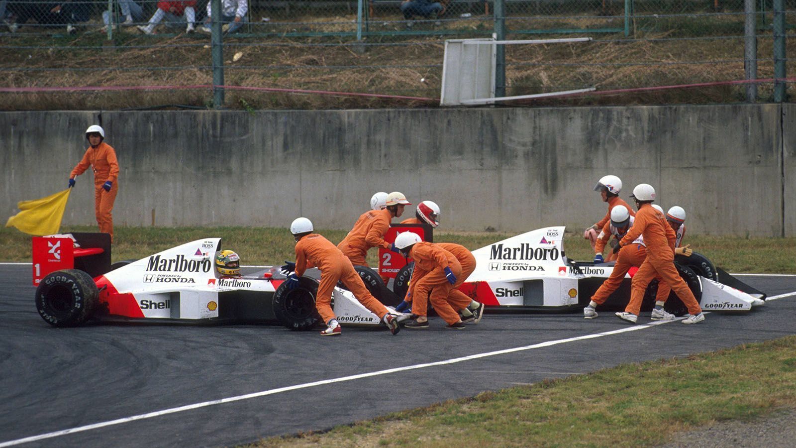 
                <strong>Alain Prost gegen Ayrton Senna </strong><br>
                Die wohl bekannteste Formel-1-Rivalität lieferten sich zwei absolute Legenden des Motorsports. Zwischen 1988 und 1993 kamen sich Alain Prost und Ayrton Senna immer wieder in die Quere. Dabei gelten vor allem die Japan-Rennen 1989 und 1990 als absolute Höhepunkte. 1989 kollidierten beide und Prost konnte das Rennen nicht beenden. Senna wurde von den Streckenposten zurück auf den Asphalt geschoben und gewann das Rennen. Später wurde er von der FIA disqualifiziert, da er auf inkorrekte Art und Weise wieder auf die Strecke zurückfuhr. Das hatte zur Folge, dass der WM-Titel doch an Alain Prost ging.
              