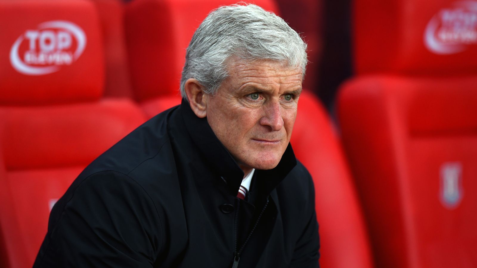 
                <strong>Mark Hughes</strong><br>
                Ein möglicher Kandidat für eine britische Lösung könnte der Waliser Mark Hughes sein - zumindest vorläufig als Übergangslösung bis zum Saisonende. Der einstige Profi von United, Barcelona und den Bayern hätte den sogenannten Stallgeruch und kennt durch diverse Stationen in Englands Oberhaus auch die Premier League bestens. Zuletzt bewahrte der 55-Jährige Southampton vor dem Abstieg, ehe er vor wenigen Wochen entlassen und durch Ralph Hasenhüttl ersetzt wurde. Einziges Manko, das aber wohl bei den Fans sehr wichtig wäre: Hughes coachte schon Uniteds Erzrivalen Manchester City. Seine zwei prägendsten Trainer-Stationen in der Premier League waren jedoch bei den Blackburn Rovers (183 Spiele) bzw. bei Stoke City (200 Spiele).
              