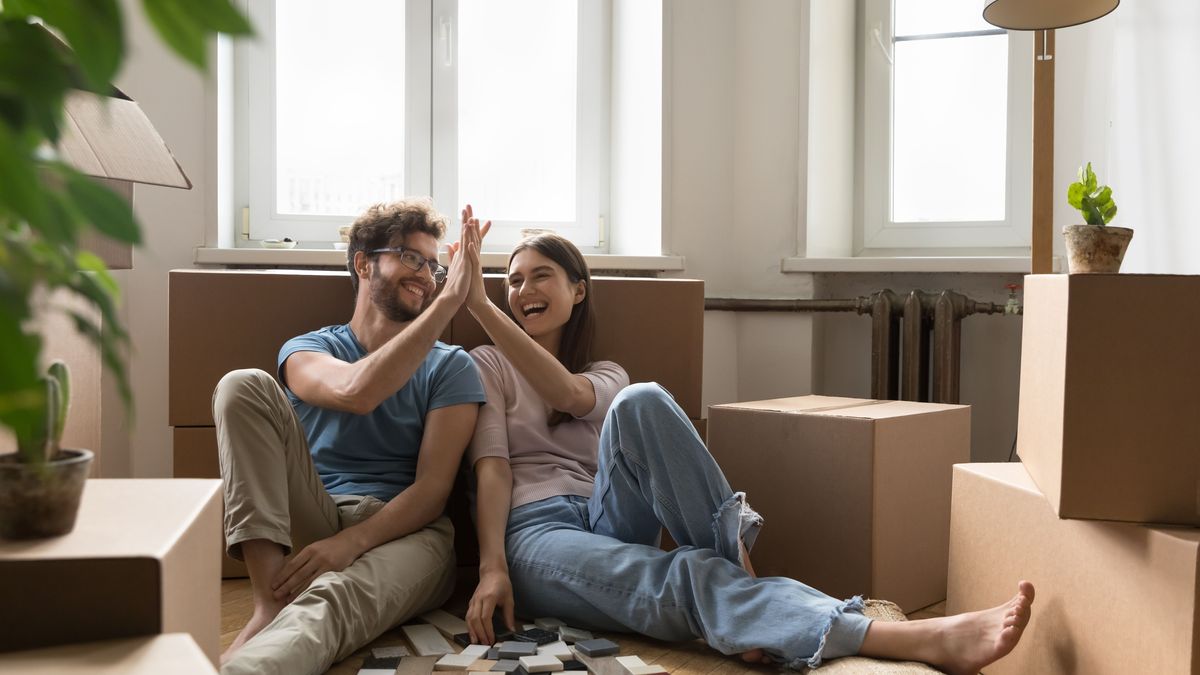 Für viele Paare ist die erste gemeinsame Wohnung ein großer Meilenstein ihrer Beziehung.