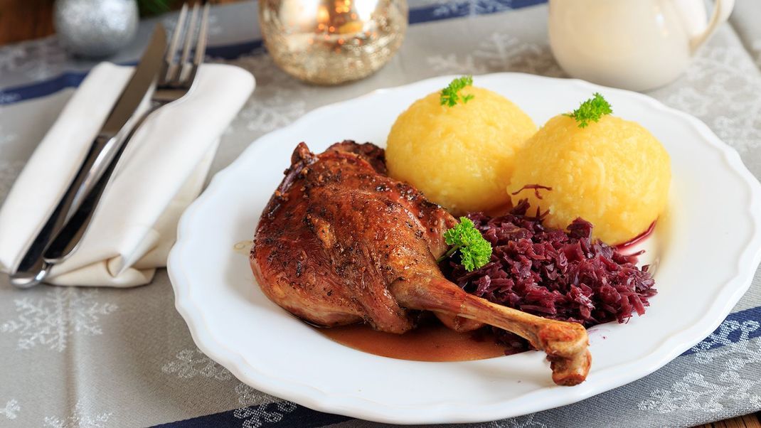 Gänsekeule mit Rotkohl, Kartoffelklößen und Sauce