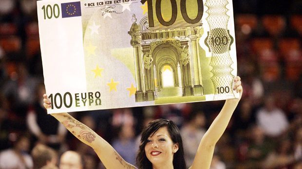 
                <strong>Euro</strong><br>
                Die gute alte D-Mark fällt noch halb in die letzte Playoff-Teilnahme der Raiders. Seit 2002 wird ganz offiziell mit dem Euro bezahlt.
              