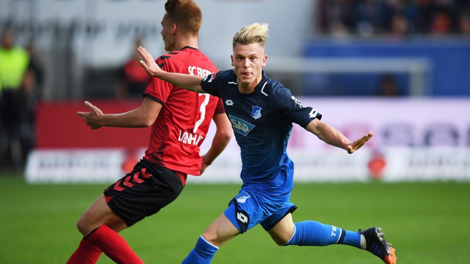 
                <strong>Alles begann beim Karlsruher SC</strong><br>
                Von der Jugend des Karlsruher SC kam Hack mit 14 ins Nachwuchsleistungszentrum der TSG 1899 Hoffenheim. Schon ein Jahr später lief er für die U17 auf. Am 1. Oktober 2017 gab er sein Bundesligadebüt gegen den SC Freiburg und erzielte dabei gleich einen Treffer zum zwischenzeitlichen 1:0. Kurz vor der Pause musste er verletzt vom Platz. 
              