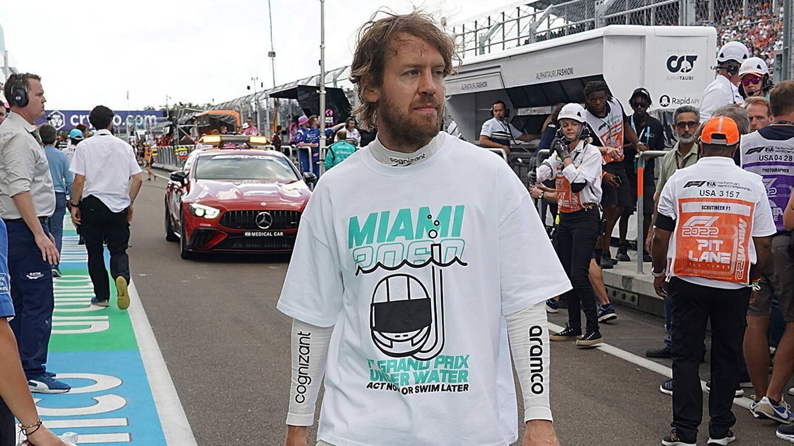 
                <strong>Vettel-Comeback</strong><br>
                Sebastian Vettel kehrt zurück in die Formel 1. Was viele Fans enttäuscht: Leider nicht als Fahrer. Dafür als Nachhaltigkeits-Beauftragter der Königsklasse. Es werden in dem Rahmen aber nicht nur Bäume gepflanzt, Tribünen aufgeräumt oder Bienen gerettet, zu seinen Aufgaben gehört es auch, an den Rennwochenenden Fahrer und Fans mit Talkrunden aufzuklären. Mit Luisa Neubauer spricht er zum Beispiel über das Tempolimit, mit Greta Thunberg über Deutschlands Rolle im Klimawandel – und darüber, warum Vettel für seine Rolle als Nachhaltigkeits-Beauftragter durch die Weltgeschichte fliegt.
              