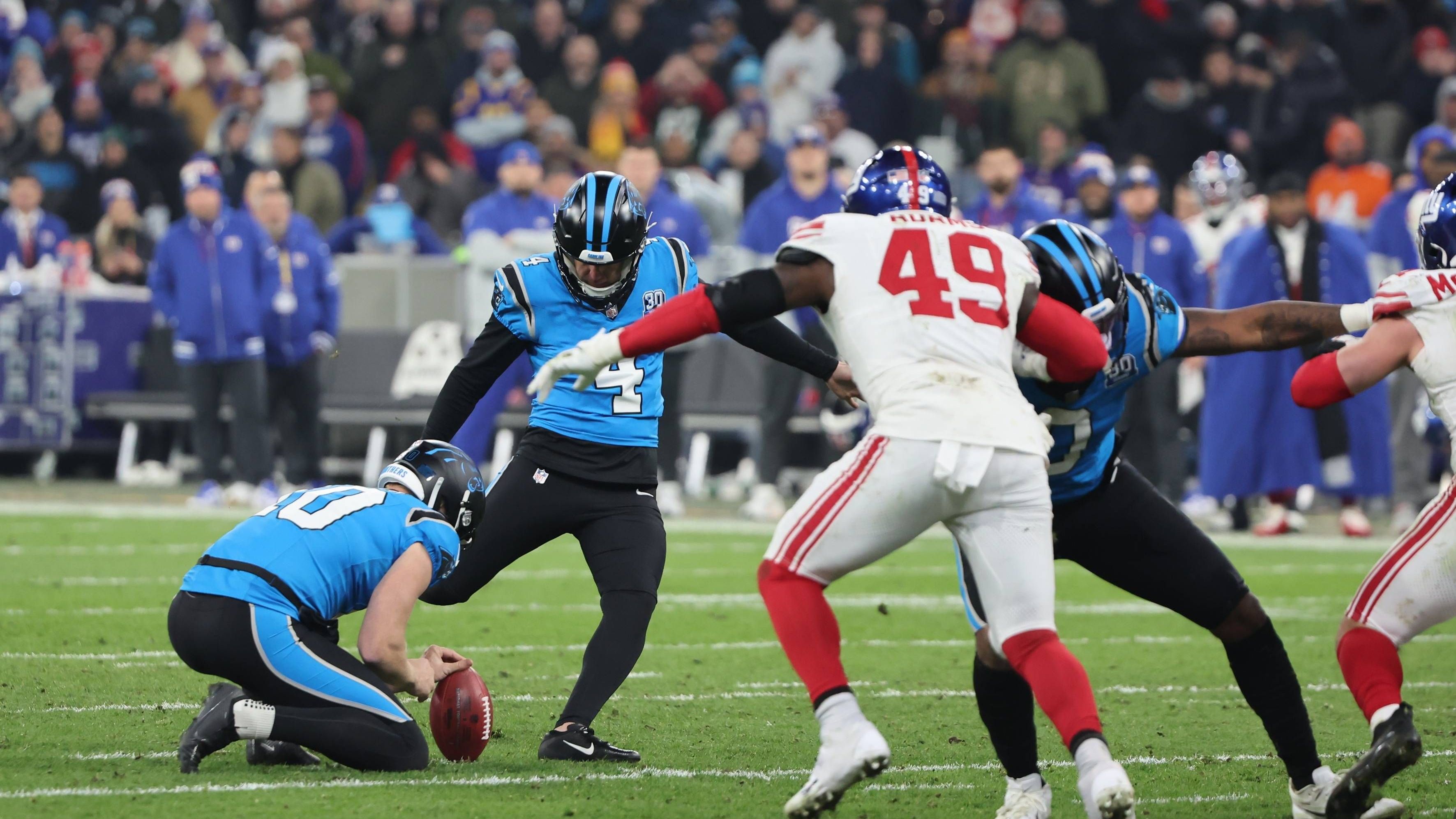 <strong>NFL: Die krassesten Bilder zum Munich Game 2024</strong><br>Zum Mann des Tages wurde letztlich Panthers-Kicker Eddy Pineiro, der das siegbringende Field Goal in der Overtime erzielte. Der Versuch aus 36 Yards war jedoch eher eine Pflichtübung - wenn auch unter besonderem Druck.