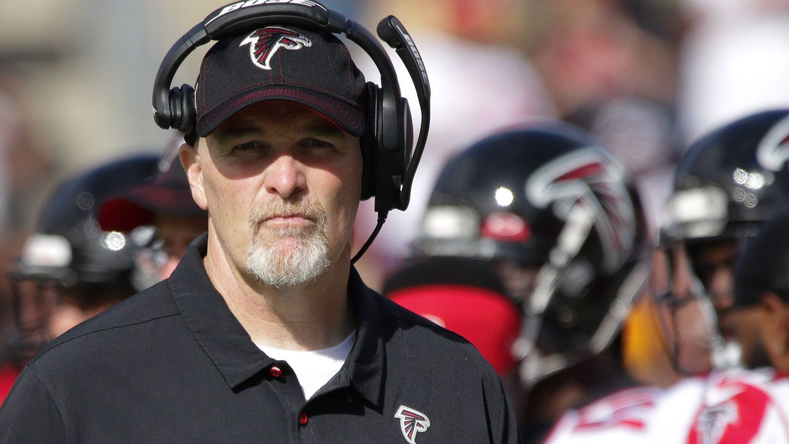 
                <strong>Dan Quinn (Atlanta Falcons)</strong><br>
                Dan Quinn war zur Mitte der Saison 2019 im Grunde schon weg. 1-7 lautete die Bilanz, der Super-Bowl-Finalist der Saison 2016 war nur noch ein Schatten vergangener Tage. Hinzu kam, dass die Franchise bereits 2018 eine negative Bilanz (7-9) aufwies. Doch die Falcons bekamen mit einem 6-2-Endspurt die Kurve und Quinn den Kopf aus der Schlinge. Doch die Ansage ist klar: Er muss auch 2020 die Kurve bekommen, sonst dürfte seine Ära in Atlanta zu einem Ende kommen.
              