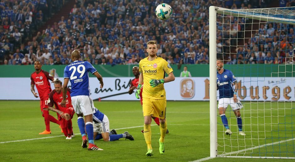 
                <strong>Lukas Hradecky (Eintracht Frankfurt)</strong><br>
                In der ersten halben Stunde hätte er in seinem Tor auch eine Hängematte aufhängen können. Es gibt nichts zu tun. Dann reagiert er bei einem Kopfball von Burgstaller top. In der zweiten Hälfte mehrmals mit tollen Paraden. Insgesamt sicher und fehlerfrei. ran-Note: 1
              