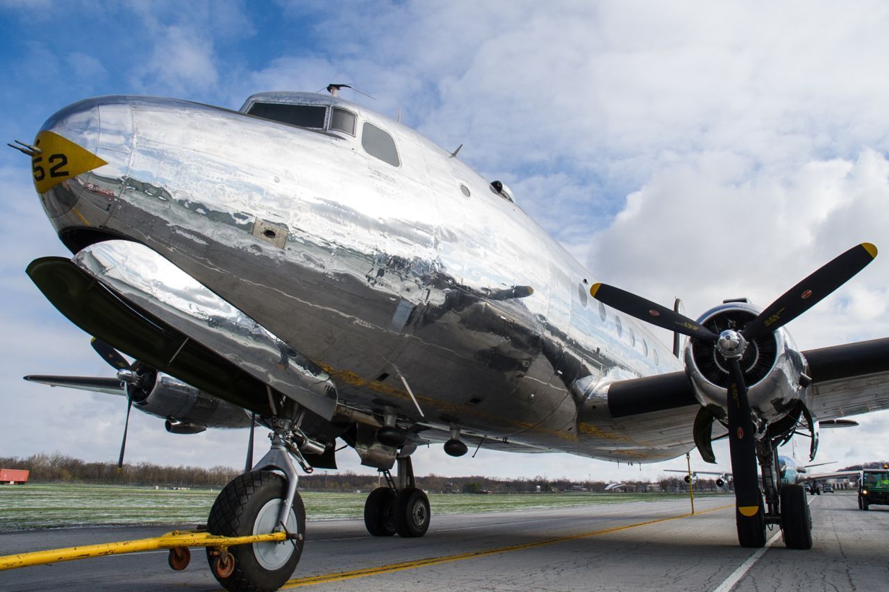 Franklin D. Roosevelt nutzte 1944 eine umgebaute VC-54C Skymaster. Der damalige Präsident benötigte einen Fahrstuhl für seinen Rollstuhl. Sein Flieger hatte den Spitznamen "Sacred Cow", also heilige Kuh.