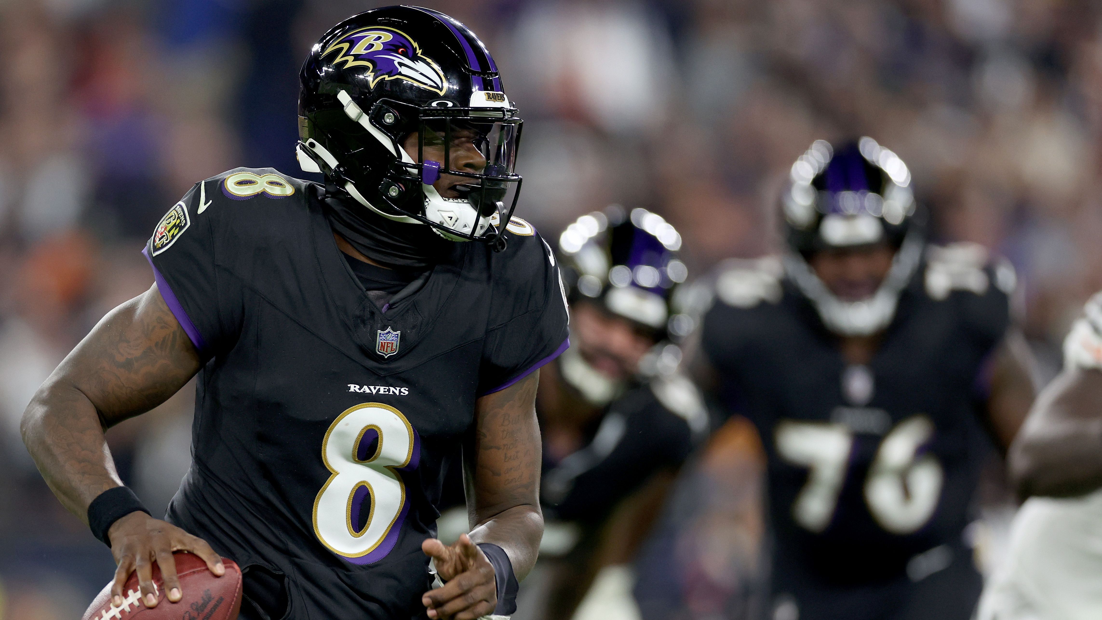 <strong>Top 15: Quarterbacks mit den meisten Rushing Yards<br></strong>Lamar Jackson lief beim <a href="https://www.ran.de/sports/american-football/nfl/videos/nfl-highlights-king-henry-liefert-im-topspiel">30:23-Erfolg seiner Baltimore Ravens über die Washington Commanders</a> in Woche 6 der <a href="https://www.ran.de/sports/american-football/nfl">NFL</a>-Saison 2024 für 55 Yards. Damit machte er einen weiteren Platz im Ranking der QBs mit den meisten Rushing Yards der NFL-Historie gut und schnuppert nun an der Spitze. Die Top 15 in der Übersicht. (Quelle: statmuse.com; Stand aktive QBs: 14. Oktober 2024)