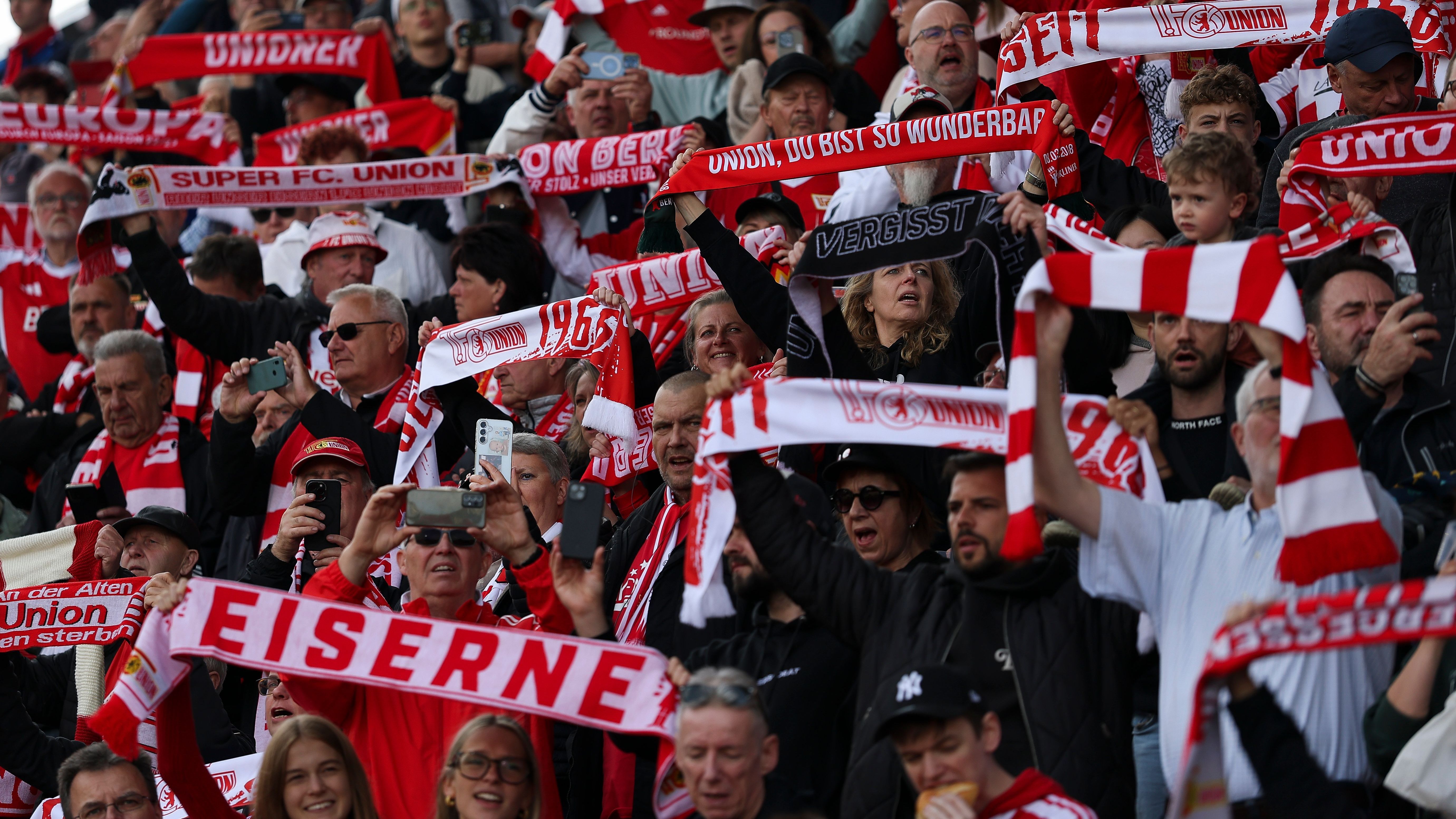 <strong>Platz 11:&nbsp;1. FC Union Berlin</strong><br>• Durchschnittliche Anzahl an Auswärtsfans: 3.074<br>• Höchste Anzahl an Auswärtsfahrern: 5.260 (in München)<br>• Niedrigste Anzahl an Auswärtsfahrern: 1.750 (in Kiel)
