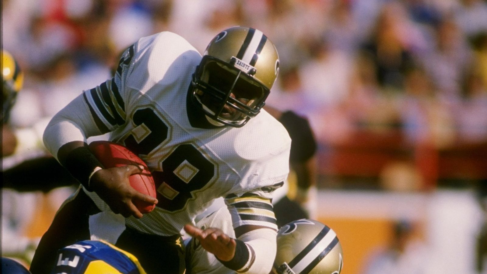 
                <strong>New Orleans Saints - George Rogers</strong><br>
                "Der schlechteste Trade in der Geschichte der New Orleans Saints war wahrscheinlich der Trade im Jahr 1985, als sie ihren Star-Running-Back George Rogers an die Washington Redskins abgaben. Die Saints erhielten im Austausch dafür eine Erst- und eine Fünftrunden-Wahl im NFL Draft. Obwohl Rogers bereits in seinen ersten beiden Spielzeiten bei den Saints sehr erfolgreich war und 1981 zum Offensive Rookie des Jahres gewählt wurde, begann er in den folgenden Jahren mit Verletzungen und Produktionsrückgängen zu kämpfen. Die Saints entschieden sich letztendlich, ihn zu traden, aber der Return-on-Investment war äußerst enttäuschend. Die Erstwahl, die die Saints im Austausch für Rogers erhielten, wurde für die Auswahl von Shawn Knight, einem defensiven Lineman, verwendet. Knight konnte jedoch nie das erwartete Leistungsniveau erreichen und blieb nur drei Jahre bei den Saints, bevor er das Team verließ. Die Fünftrunden-Wahl wurde für den Wide Receiver Pat Newman verwendet, der ebenfalls keine nennenswerte Karriere in New Orleans hatte. Insgesamt erwies sich der Trade als ein großer Misserfolg für die Saints, da sie ihren Star-Running-Back abgaben und im Gegenzug Spieler erhielten, die nicht den erhofften Beitrag leisten konnten. Es war ein entscheidender Moment in der Geschichte des Teams und wird oft als einer der schlechtesten Trades der Saints angesehen."
              