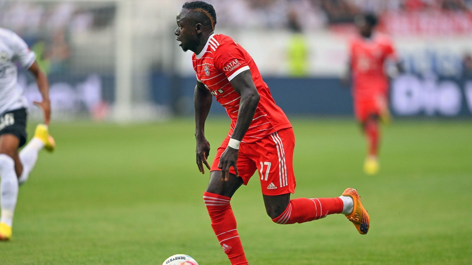 
                <strong>Sadio Mane</strong><br>
                Immer in Bewegung, immer anspielbar, immer torgefährlich. Sobald der Senegalese den Ball am Fuß hat, hat man das Gefühl, dass etwas passiert kann. Hat auf dem Rasen eine irre Ausstrahlung und wirkt so, als ob er schon seit Jahren ein Teil dieser Mannschaft sei. Steht schon in der zweiten Minute nach einer Ecke von Joshua Kimmich komplett frei, köpft in dieser Szene allerdings noch über das Frankfurter Tor. Das macht er in der 29. Minute deutlich besser. Nach einer butterweichen Flanke von Serge Gnabry trifft Mane per Kopf zum 2:0. Schon in Leipzig beim Supercup mit einer bärenstarken Leistung, scheint er von Spiel zu Spiel noch besser zu werden. Keine guten Nachrichten für die Konkurrenz. ran-Note: 1
              