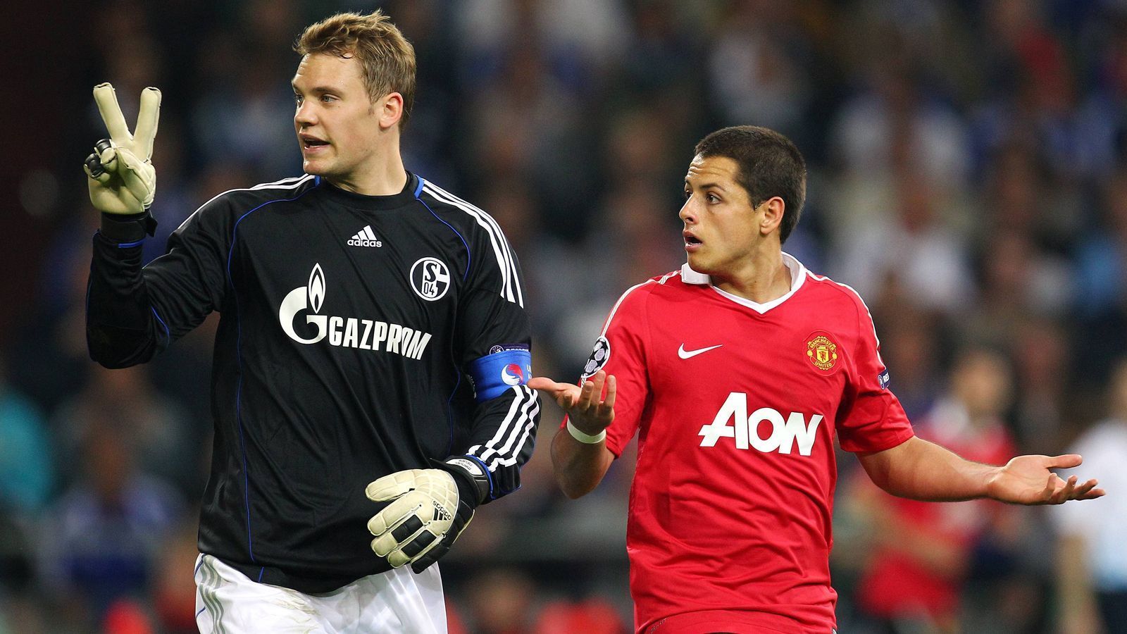 
                <strong>Manuel Neuer</strong><br>
                Für den späteren Weltmeister und heutigen Bayern-Torhüter Manuel Neuer waren die Spiele gegen ManUtd die letzten internationalen Auftritte im Trikot von S04. Wenige Monate später wechselte der damals 25-Jährige nach München und setzte dort seinen Weg zum besten Torhüter der Welt fort. Mittlerweile ist Neuer bei den Bayern Kapitän, obwohl der Ur-Schalker zu Beginn seiner Bayern-Ära von Teilen der Fans angefeindet wurde ("Koan Neuer"). Für Schalke bestritt der gebürtige Gelsenkirchener 203 Pflichtspiele. Besonders im Halbfinal-Hinspiel brachte Neuer die United-Stars mit zahlreichen Paraden zu Verzweiflung. Gerüchten zufolge soll der damalige United-Coach Sir Alex Ferguson daher überlegt haben, statt des Spaniers David de Gea eben Neuer ins Old Trafford zu lotsen. 
              