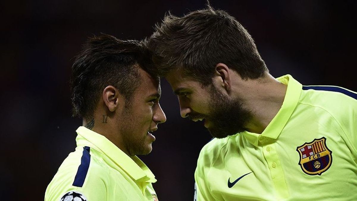 Gerard Pique (r.) kündigt den Verbleib von Neymar beim FC Barcelona an.
