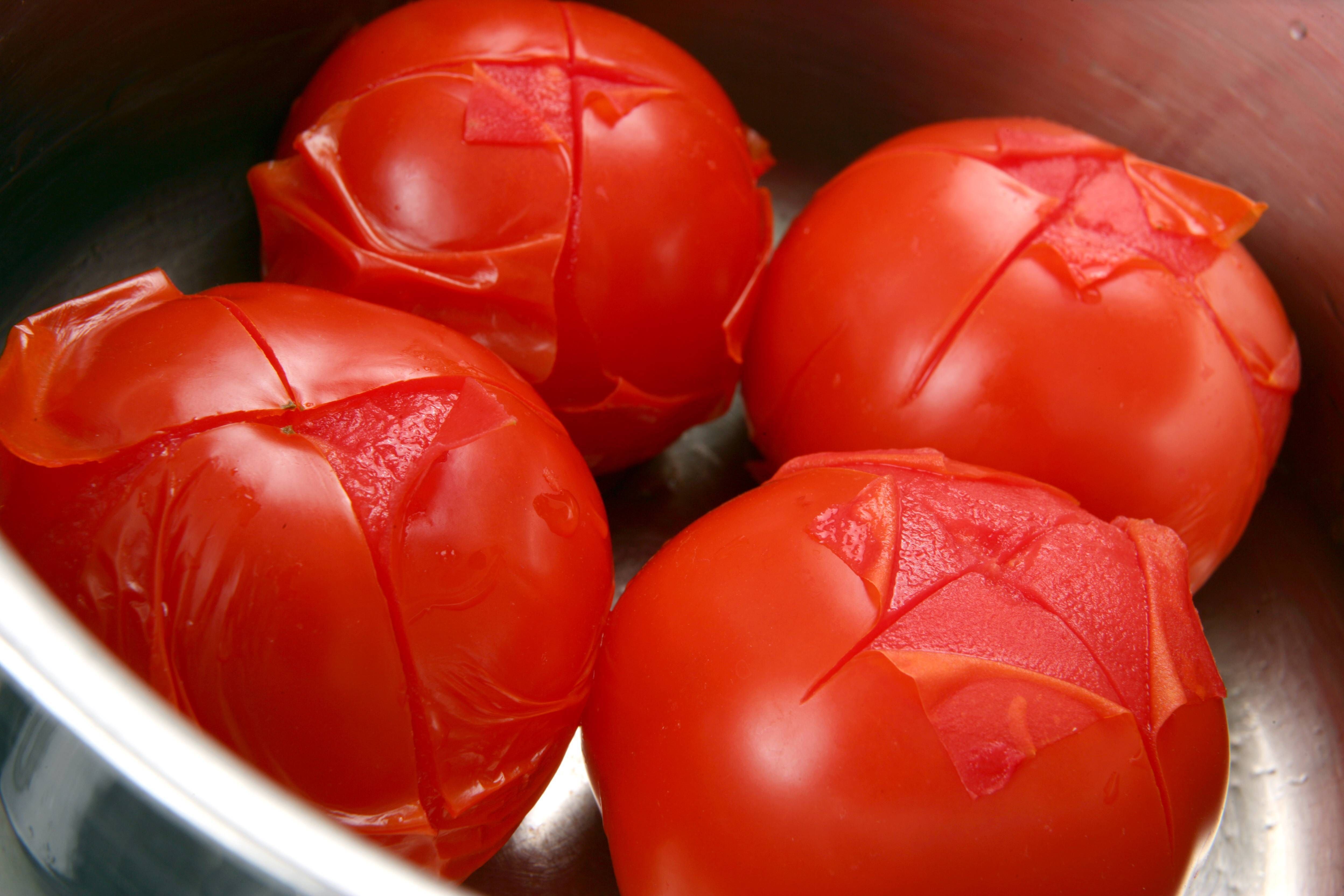 Sollen es mal geschälte Tomaten sein, musst du nicht an der dünnen Schale herum hantieren. Auch dafür gibt es einen kleinen Trick.