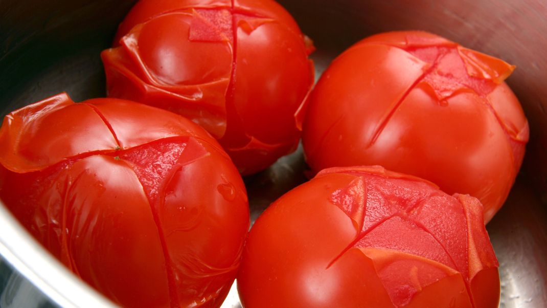 Sollen es mal geschälte Tomaten sein, musst du nicht an der dünnen Schale herum hantieren. Auch dafür gibt es einen kleinen Trick.