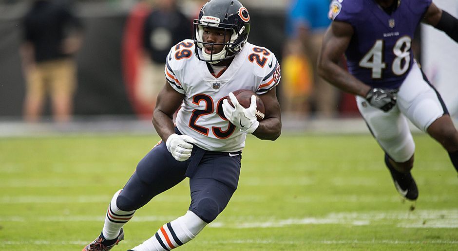 
                <strong>Tarik Cohen (Chicago Bears)</strong><br>
                Mit seinem Touchdown-Pass auf Zach Miller bescherte Tarik Cohen den Fans der Chicago Bears beim 27:24 nach Overtime bei den Baltimore Ravens einen selten Hochgenuss. Damit avancierte der nur 1,68 Meter messende Rookie-Running-Back zum kleinsten Bears-Profi, der während der Super-Bowl-Ära einen Pass in die Endzone warf.
              