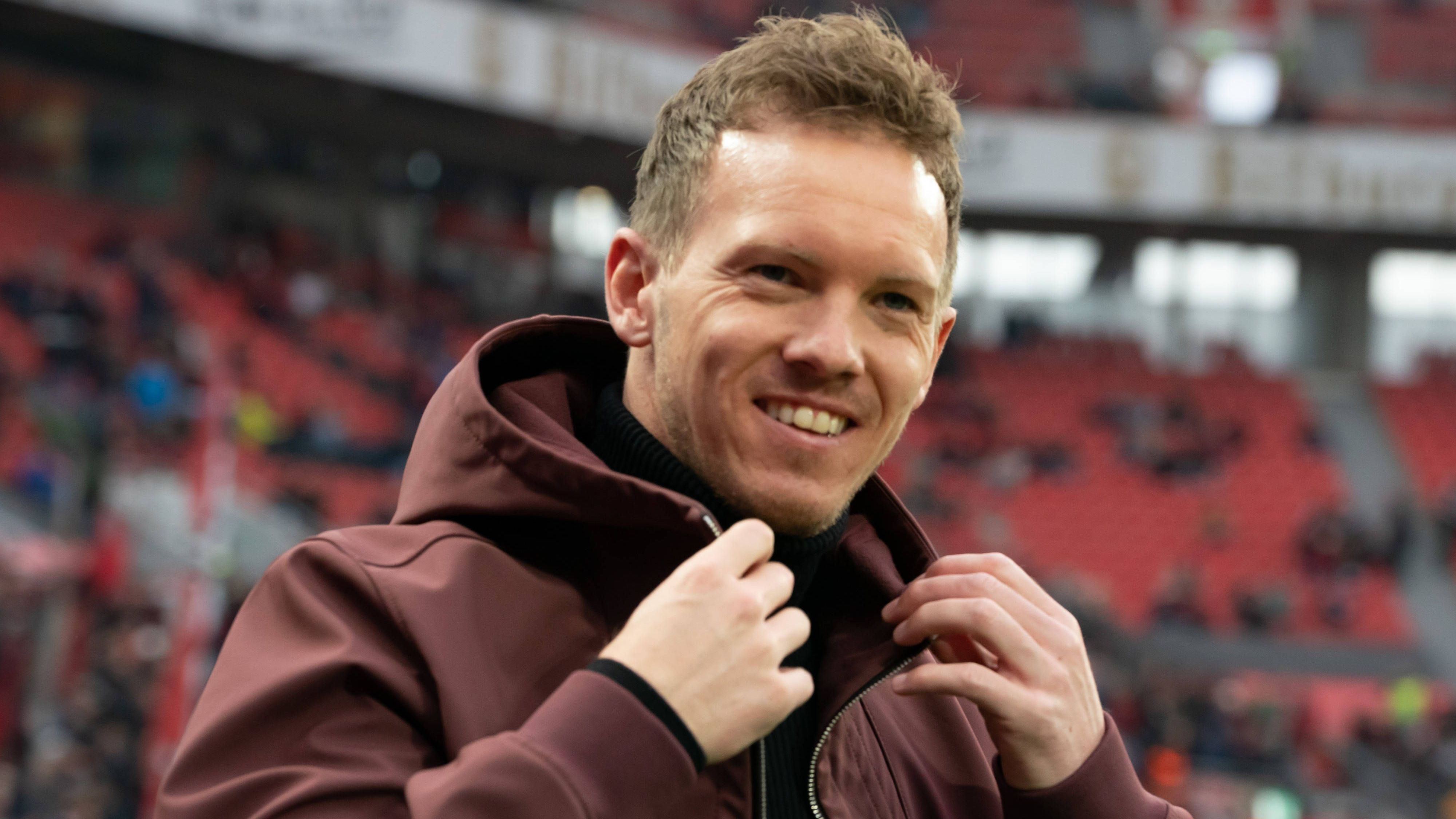 <strong>Julian Nagelsmann</strong><br>Einem Bericht der "Bild" zufolge, gilt aber Julian Nagelsmann als Top-Favorit auf die Nachfolge von Flick, allerdings soll er hin- und hergerissen sein. Dies deckt sich auch mit <em><strong>ran</strong></em>-Informationen. Nagelsmann hat noch Vertrag beim FC Bayern, eine Ablöse wäre fällig. Laut "Sky" seien die Bayern aber sogar bereit, darauf zu verzichten, um Nagelsmann von der Payroll zu bekommen.