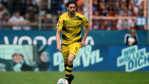 
                <strong>Neven Subotic (Borussia Dortmund)</strong><br>
                Nach Thomas Tuchel spielt Neven Subotic auch unter dessen Trainer-Nachfolger Peter Bosz kaum eine Rolle in Dortmund. Der frühere Meisterspieler des BVB liebäugelt deshalb mit einem Abgang im Winter - was die Bosse der Borussia laut "Sportbild" wohl auch begrüßen, damit sie mit dem Verteidiger noch Geld verdienen können. Als möglicher Interessent wird Aufsteiger Hannover gehandelt. Subotic' Vertrag läuft noch bis 2018. In der Rückrunde der Vorsaison war der Serbe an den 1. FC Köln ausgeliehen. In der laufenden Spielzeit durfte der 28-Jährige für den BVB nur in einem einzigen Pflichtspiel ran.
              