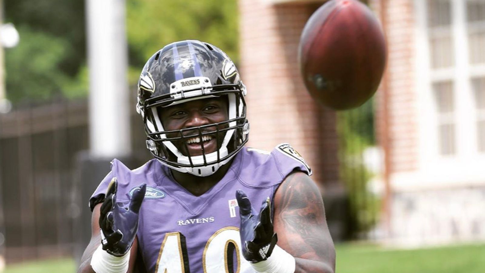 
                <strong>Christopher Ezeala (ohne Team)</strong><br>
                Momentan sucht Chris Ezeala einen neuen Arbeitgeber. Zuletzt stand er im Practice Squad der Baltimore Ravens, die ihm nach der abgelaufenen Saison keinen neuen Vertrag unterbreiteten. Der Fullback darf als Free Agent mit allen 32 Teams verhandeln.
              