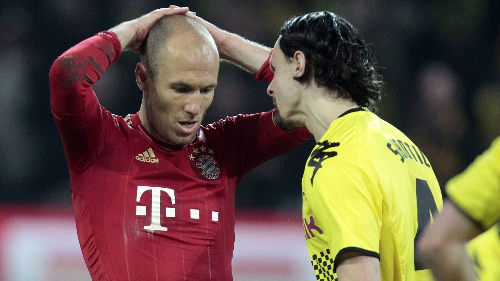 <strong>Bundesliga 2011/12</strong><br>
                Dortmund führt gegen Bayern mit 1:0. Es geht um die Meisterschaft. Wenn die Bayern den BVB im Titelrennen noch abfangen wollen, muss ein Sieg her. In der Schlussphase gibt es Elfer für den FCB, Robben tritt an - und verballert. Die hämische Reaktion von Neven Subotic ist in die jüngere Bundesliga-Geschicht eingegangen.
