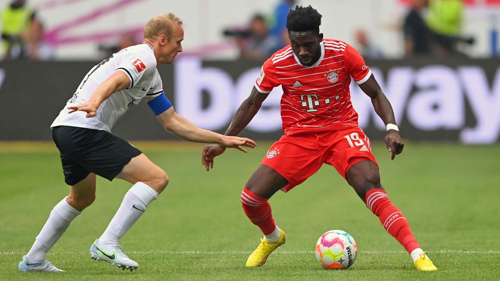 
                <strong>Alphonso Davies</strong><br>
                Hat auf seiner linken, defensiven Seite wenigstens ein bisschen was zu tun. Denn wenn die Eintracht offensiv aktiv wird und zumindest mal halbwegs gefährlich in Richtung bajuwarisches Tor unterwegs ist, dann über Ansgar Knauff – und den bespielt der Kanadier an diesem Abend nicht nur mit vollem Einsatz, sondern erfolgreich. Defensiv also ohne Fehl und Tadel und mit seinen temporeichen Offensiv-Vorstößen stellt er die Hessen zudem immer wieder vor große Probleme. ran-Note: 2
              