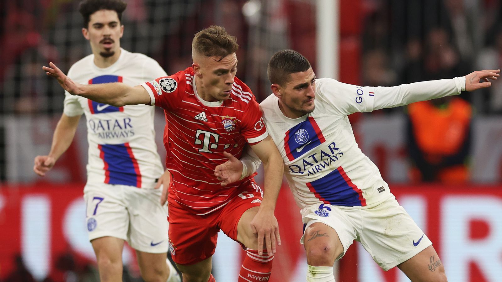 
                <strong>Joshua Kimmich (FC Bayern München)</strong><br>
                Wie Goretzka hochkonzentriert und physisch robust. Hat zu Beginn kaum die Gelegenheit, offensiv mit ordnender Hand zu wirken, was das Spiel nach vorne arg wild wirken lässt. Wird von Goretzkas giftiger Spielweise angesteckt. Bekommt die Partie in der Folge immer besser in den Griff. ran-Note: 2
              