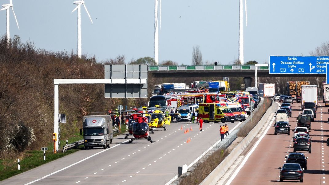 Bei einem Unfall mit einem Reisebus auf der A9 bei Leipzig gab es wohl mehrere Tote und Verletzte.