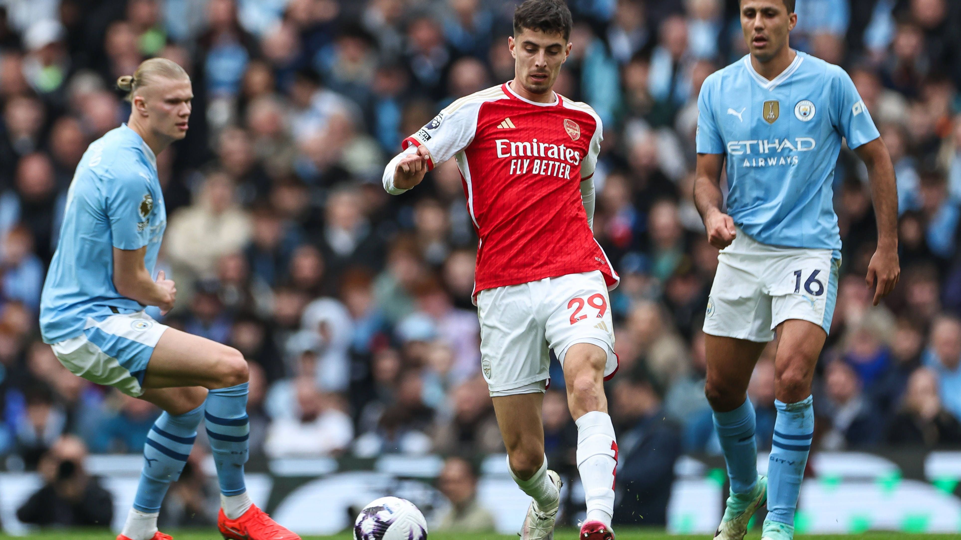 <strong>Kai Havertz</strong><br>Der 24-Jährige wurde als zentraler Stürmer einer Dreierreihe mit Saka und Jesus aufgeboten und hatte die wenigste Abwehrarbeit zu verrichten. Von seinem fünften Tor im fünften Spiel in Folge war er allerdings weit entfernt. Seine beste Chance hatte er, als er nach Pass von Jesus nicht ganz an den Ball kam. dafür aber mit Landsmann und City-Torwart Ortega zusammenrauschte.