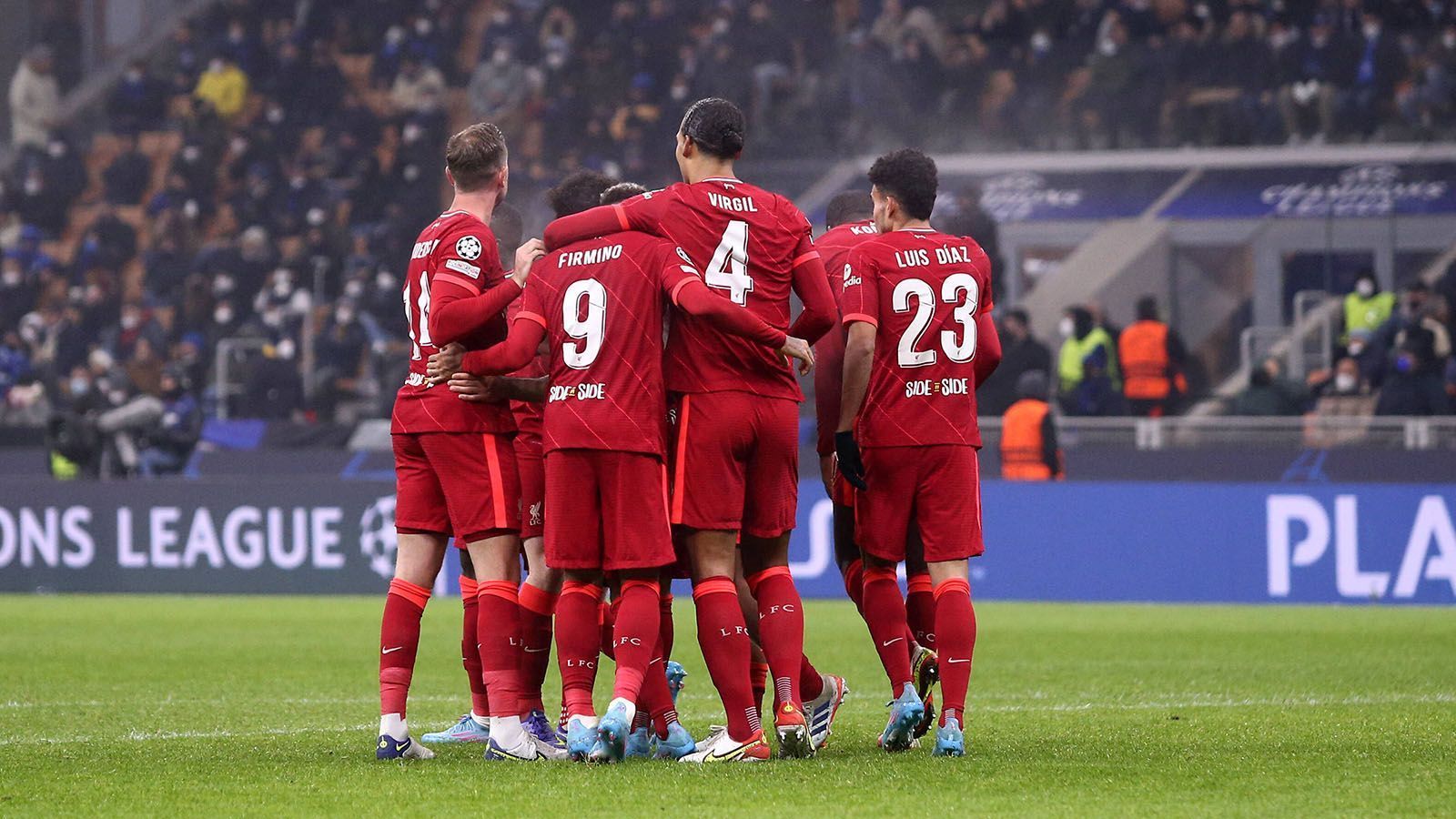 
                <strong>1. Platz: FC Liverpool</strong><br>
                In der heimischen Premier League ist der FC Liverpool seit dem 28. Dezember 2021 ungeschlagen. Grund genug, um die "Reds" auf den ersten Platz dieses Rankings zu setzen. Im Achtelfinale schlug Liverpool Inter Mailand, wenn auch knapp mit 2:0 und 0:1. In der aktuellen Verfassung dürfte Benfica Lissabon keine Gefahr für den Champions-League-Sieger von 2019 darstellen. Deutlich schwerer dürfte es bei einem möglichen Halbfinale gegen den FC Bayern werden. Bis dahin gilt es aber, erst einmal die aktuelle Runde vernünftig zu Ende zu spielen.
              