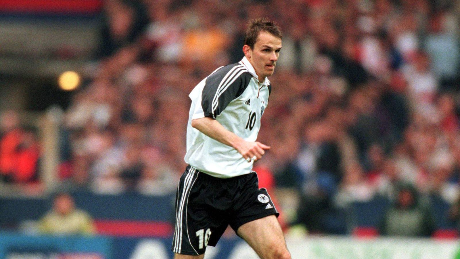 
                <strong>Didi Hamann schießt letztes Tor im alten Wembley-Stadion</strong><br>
                Nach dem Vorrunden-Aus bei der Europameisterschaft gibt es einen kleinen Lichtblick beim Spiel im Londoner Wembley-Stadion. Dietmar "Didi" Hamann schießt die deutsche Elf zum 1:0-Sieg. Es ist das letzte Tor im alten Wembley-Stadion, das danach geschlossen und 2003 abgerissen wurd. Das Ereignis gilt als einer der größten Schandflecke in der englischen Fußball-Geschichte.
              