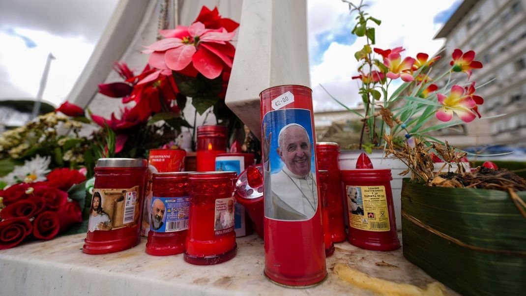 Vor dem Gemelli-Krankenhaus im Rom sind für den erkrankten Papst Franziskus Kerzen aufgestellt.