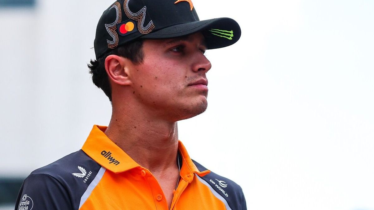 Lando Norris mit nachdenklicher Miene im Formel-1-Fahrerlager in Austin 2025