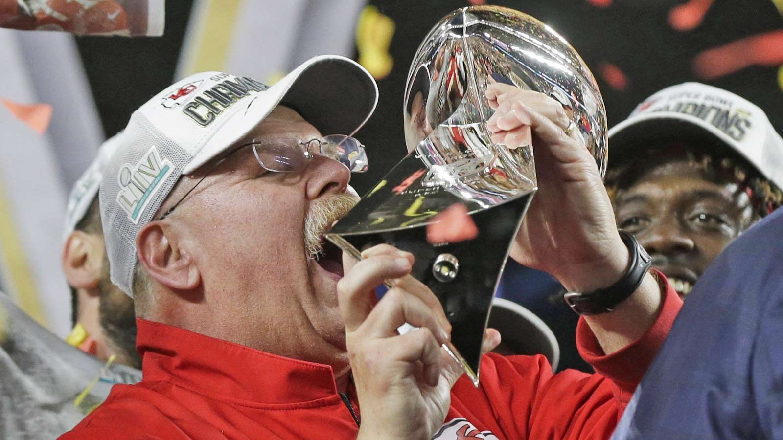 
                <strong>Kansas City Chiefs: Wie es für den Super-Bowl-Champion jetzt weitergeht</strong><br>
                Nach 50 Jahren haben sie es wieder geschafft: Die Chiefs haben den Super Bowl gewonnen und bringen die Vince Lombardi Trophy wieder mit nach Kansas City. Durch den Triumph gibt es aber auch einige Verpflichtungen, die jetzt auf das Team wartet. ran.de gibt einen Überblick.
              