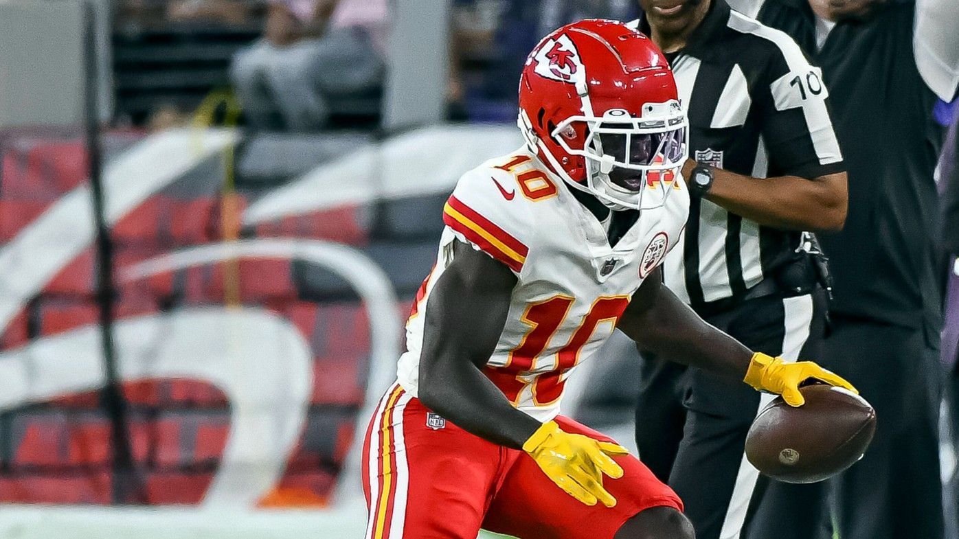 
                <strong>Wide Receiver: Tyreek Hill (Kansas City Chiefs) </strong><br>
                Auch wenn Tyreek Hill am vergangenen Spieltag gegen die Baltimore Ravens nur 14 Receiving Yards verbuchte, muss er in dieser Woche in euren Lineups stehen. Gegen die Los Angeles Chargers (So., an 19:00 Uhr live auf ProSieben MAXX und ran.de) wird die Offensive um Patrick Mahomes darauf brennen, Wiedergutmachung zu leisten. Mahomes wird dabei sicherlich wieder vermehrt Hill suchen, nachdem er gegen die Ravens abgemeldet schien. In Woche 1 gegen die Cleveland Browns war Hill einer der Garanten dafür, dass die Chiefs den Sieg davontrugen. Fantasy-Manager können also zurecht auf einen großen Tag des kleinen Speedsters hoffen - gegen die Chargers erzielte Hill in seiner Karriere bereits acht Touchdowns. 
              