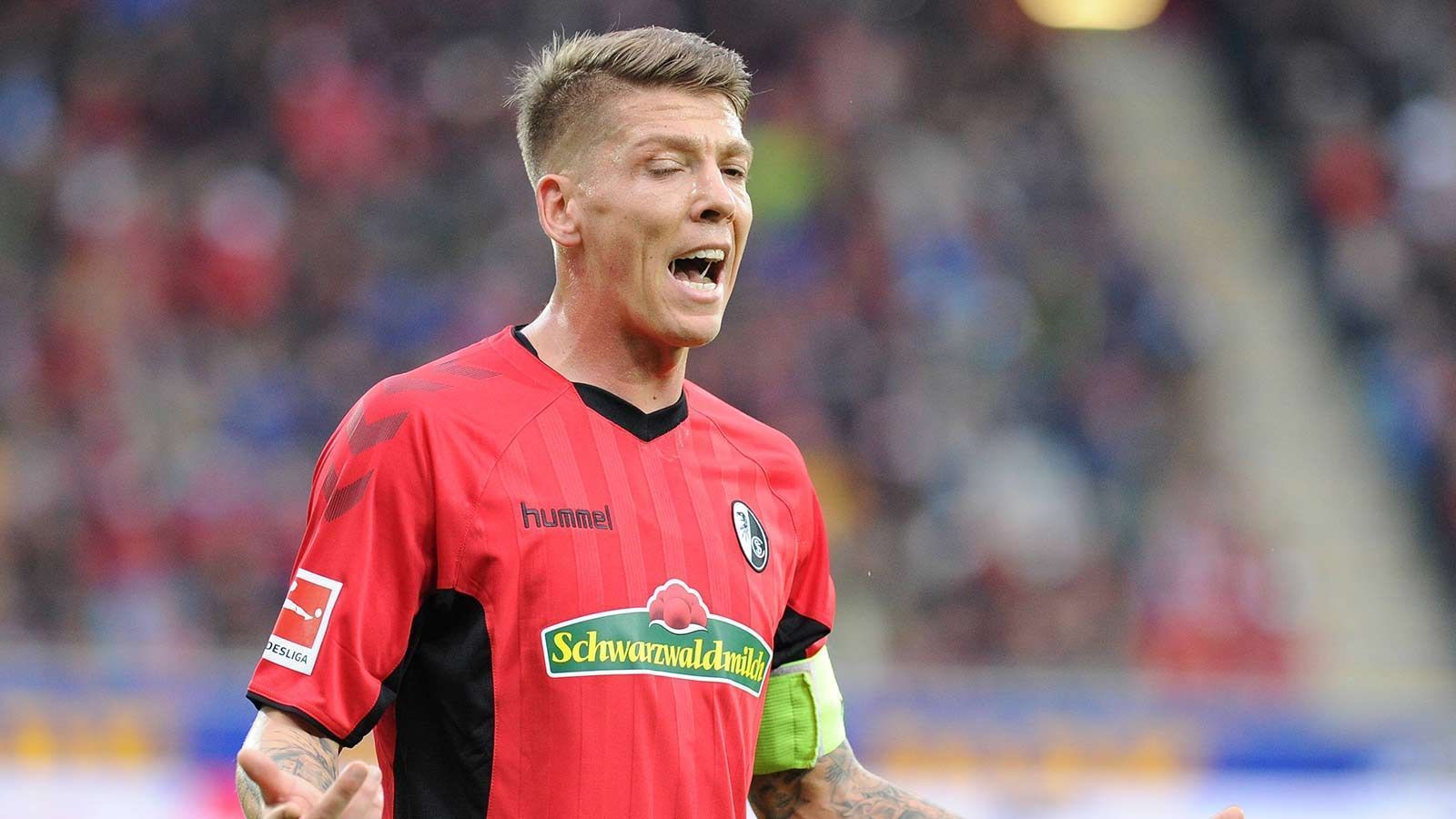 
                <strong>Mike Frantz (SC Freiburg)</strong><br>
                Mike Frantz ist Kapitän beim SC Freiburg. Nach der Rückkehr seiner Wadenprobleme wurde der zentrale Mittelfeldspieler in die zweite Mannschaft der Breisgauer beordert. Um Spielpraxis zu sammeln, absolvierte der 32-Jährige ein Spiel über 90 Minuten bei der Reserve des Bundesligisten. Danach kehrte er wieder in den Kader der ersten Mannschaft zurück und trägt auch wieder die Binde.
              