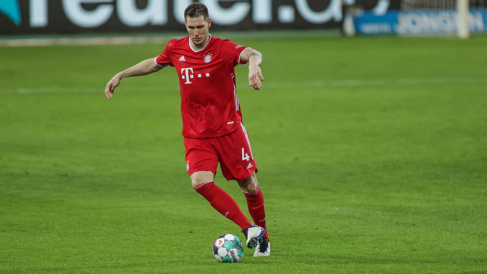 
                <strong>Niklas Süle</strong><br>
                Teilt sich mit Abwehrkollege Alaba die Spieleröffnung und wirkt anfangs souverän. Die Gladbacher nutzen Süles fehlende Geschwindigkeit dann im weiteren Verlauf geschickt aus, beim Anschlusstor von Hoffmann kommt der Nationalspieler nicht mehr hinterher. Gleiches gilt beim 2:2, als Süle das Abseits aufhebt und den durchstartenden Hofmann aus den Augen verliert. Das 3:2 der Borussia resultiert aus einem schlechten Pass des Innenverteidigers. ran-Note: 5
              