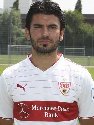 
                <strong>VfB Stuttgart Heimtrikot</strong><br>
                Der Pokalfinalist spielt in der neuen Saison im neuen weißen Heimtrikot mit dünnen roten Querstreifen - ganz traditionell an den Vereinsfarben gehalten
              