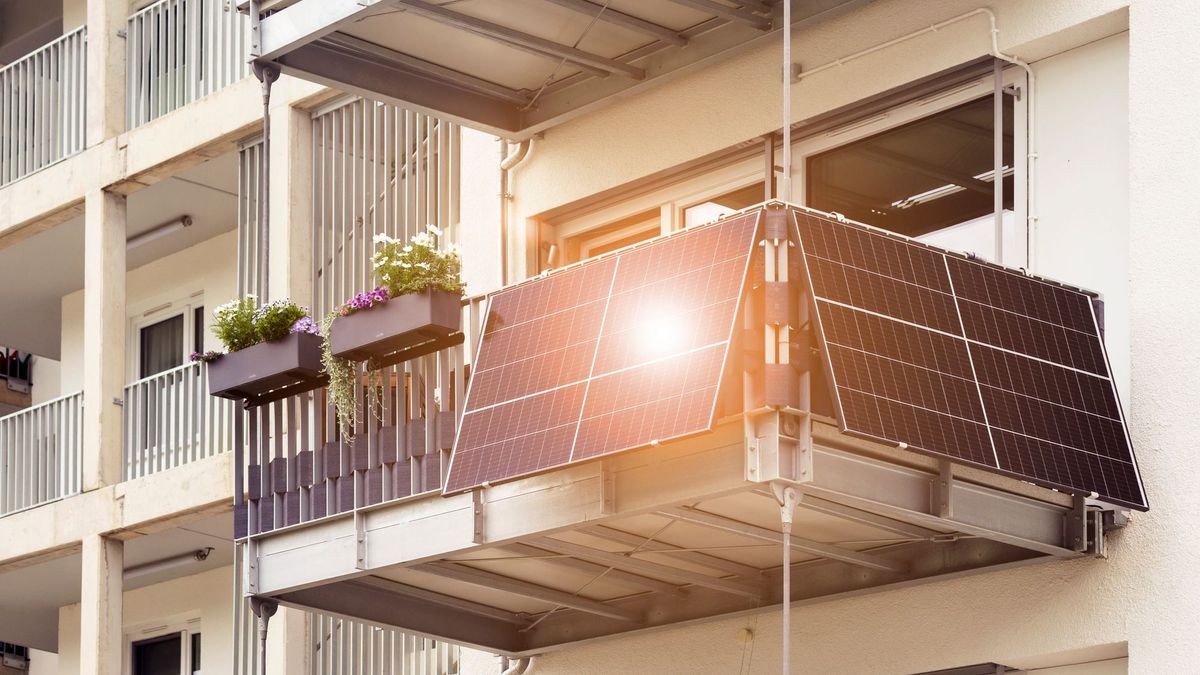 Moderner Solarbalkon mit Sonnenlichtreflexion